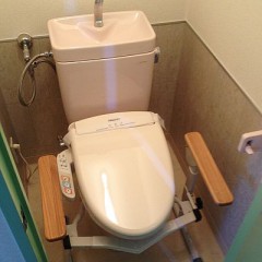 トイレは写真のような介助用具の設置も可能です。