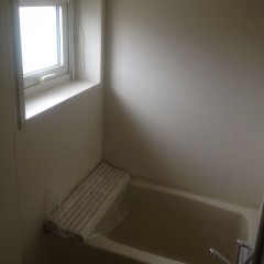 浴室は窓付きで清潔感たっぷり！