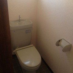 トイレにも窓があり明るいです。