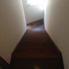 階段にも光取りの窓があります。